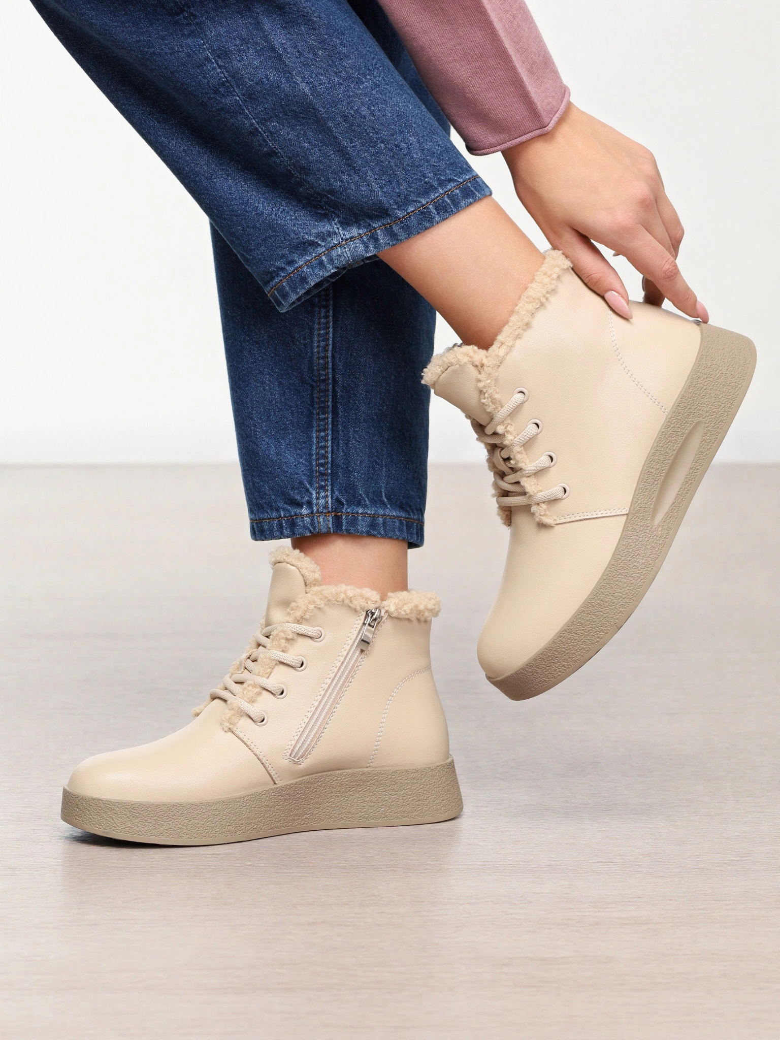 Ботинки бежевого цвета на средней платформе с меховой отделкой